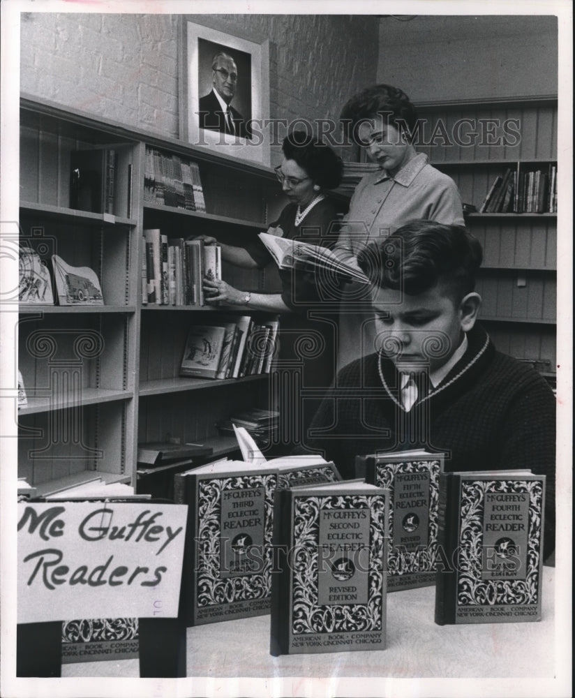 1962 Press Photo Student and Two Women Read in New Auer School Library- Historic Images