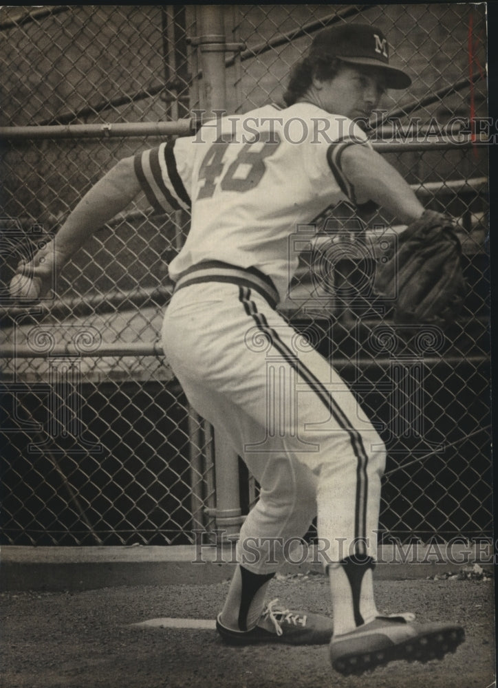 1977 Press Photo Milwaukee Brewer Bob McClure demonstrates pickoff move to first- Historic Images