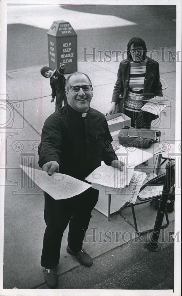 1974 Press Photo Father Gerald McAdams opposes war taxes in Milwaukee