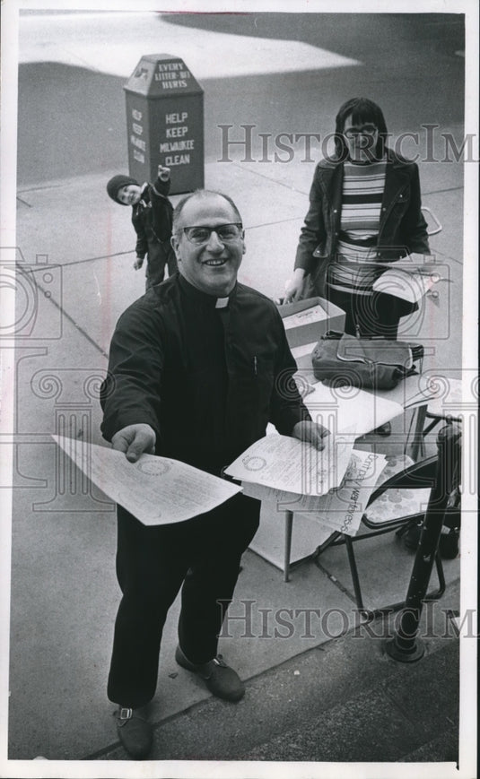 1974 Press Photo Father Gerald McAdams opposes war taxes in Milwaukee
