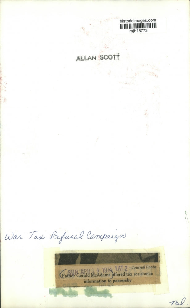 1974 Press Photo Father Gerald McAdams opposes war taxes in Milwaukee