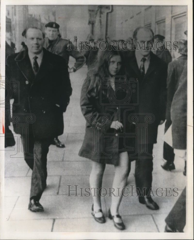 Load image into Gallery viewer, 1972 Press Photo Bernadette Devlin entered Court in Belfast for Defying Ban
