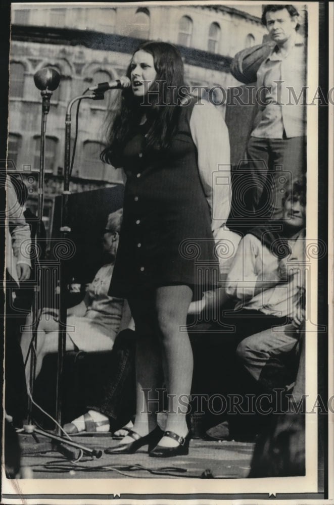 1971 Press Photo Roman Catholic Member of Parliament Bernadette Devlin Speaks- Historic Images