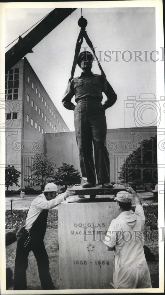 1979 Press Photo Bronz Statue of General Douglas MacArthur, Civic Center Plaza- Historic Images