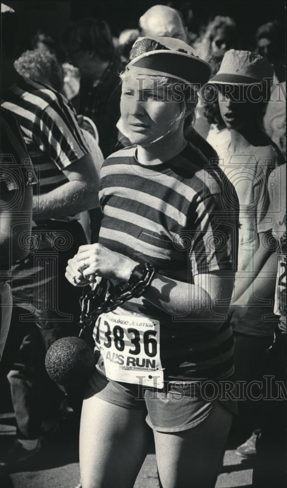 1985 Press Photo Participant wears a ball and chain weight, Al McGuire Race- Historic Images