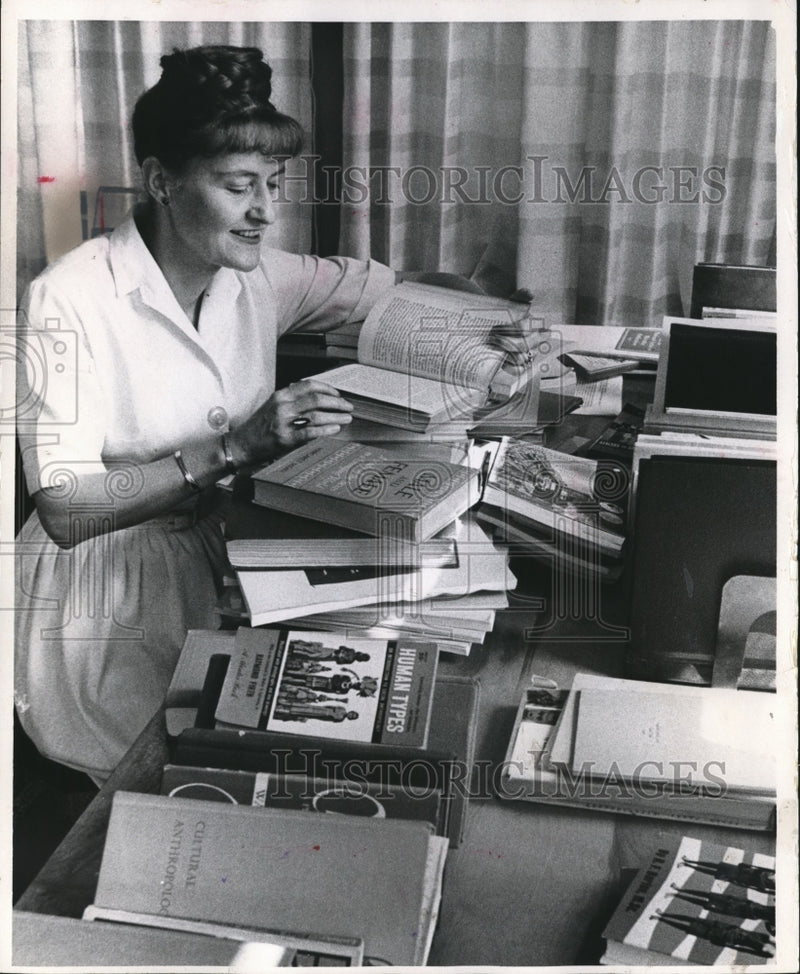 Load image into Gallery viewer, 1966 Press Photo Mrs. Nancy Lurie, associate professor of anthropology , UW
