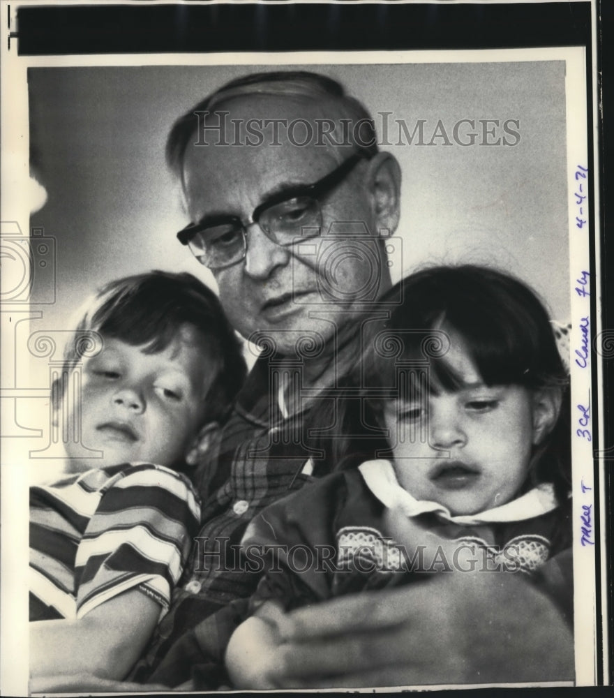 1971 Press Photo Claude Fly and grandkids, held captive by kidnapers, Colorado.- Historic Images