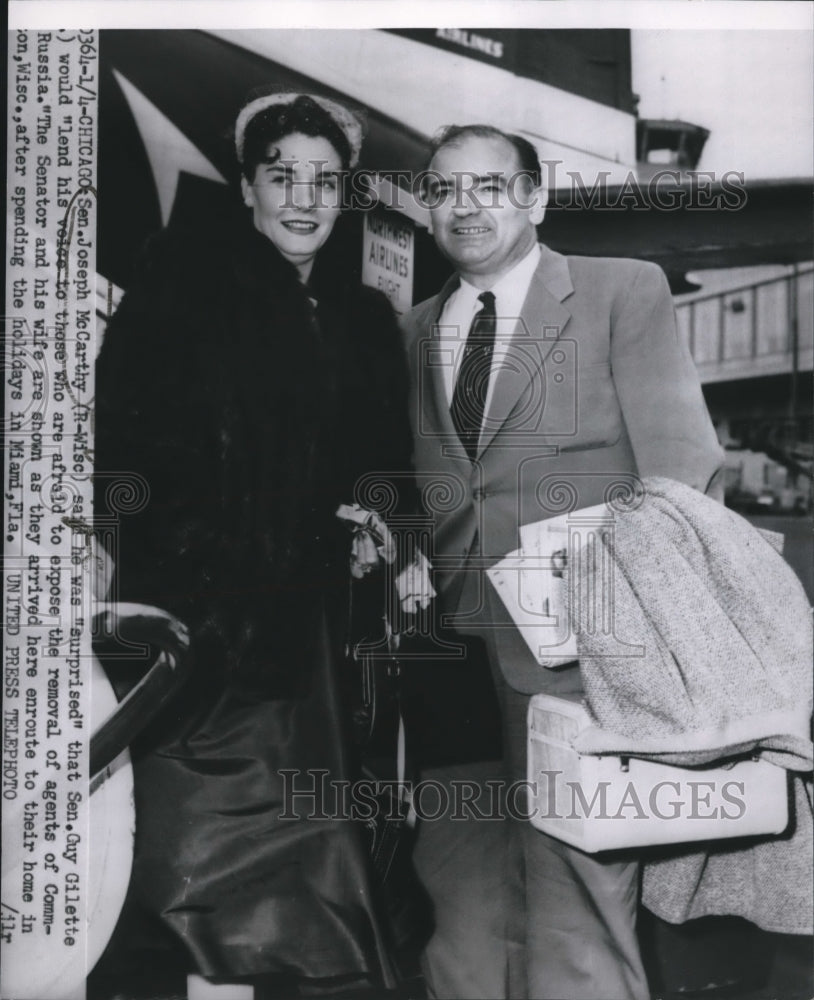 1954 Press Photo Senator Joseph McCarthy and his wife Jean arrive in Chicago- Historic Images