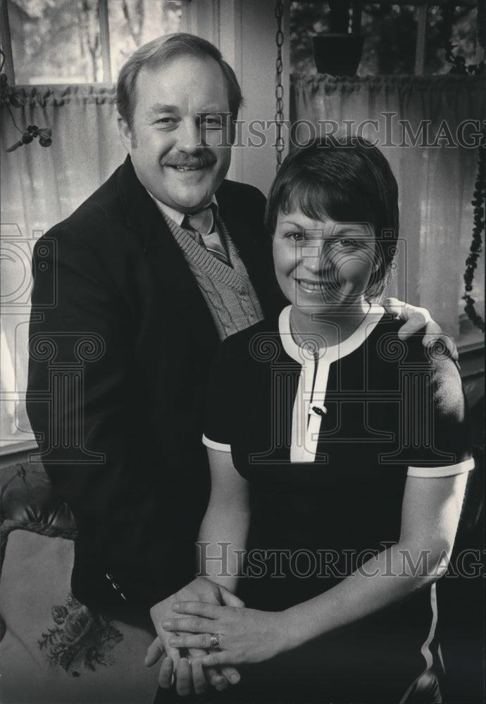 1983 Press Photo Milwaukee Attorney Joseph McDonnell and wife Karen at Home- Historic Images