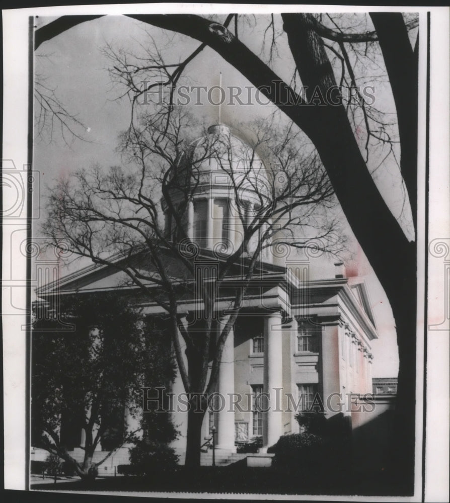 1960 Press Photo Norfolk, Virginia Courthouse holds Military Mementos of General