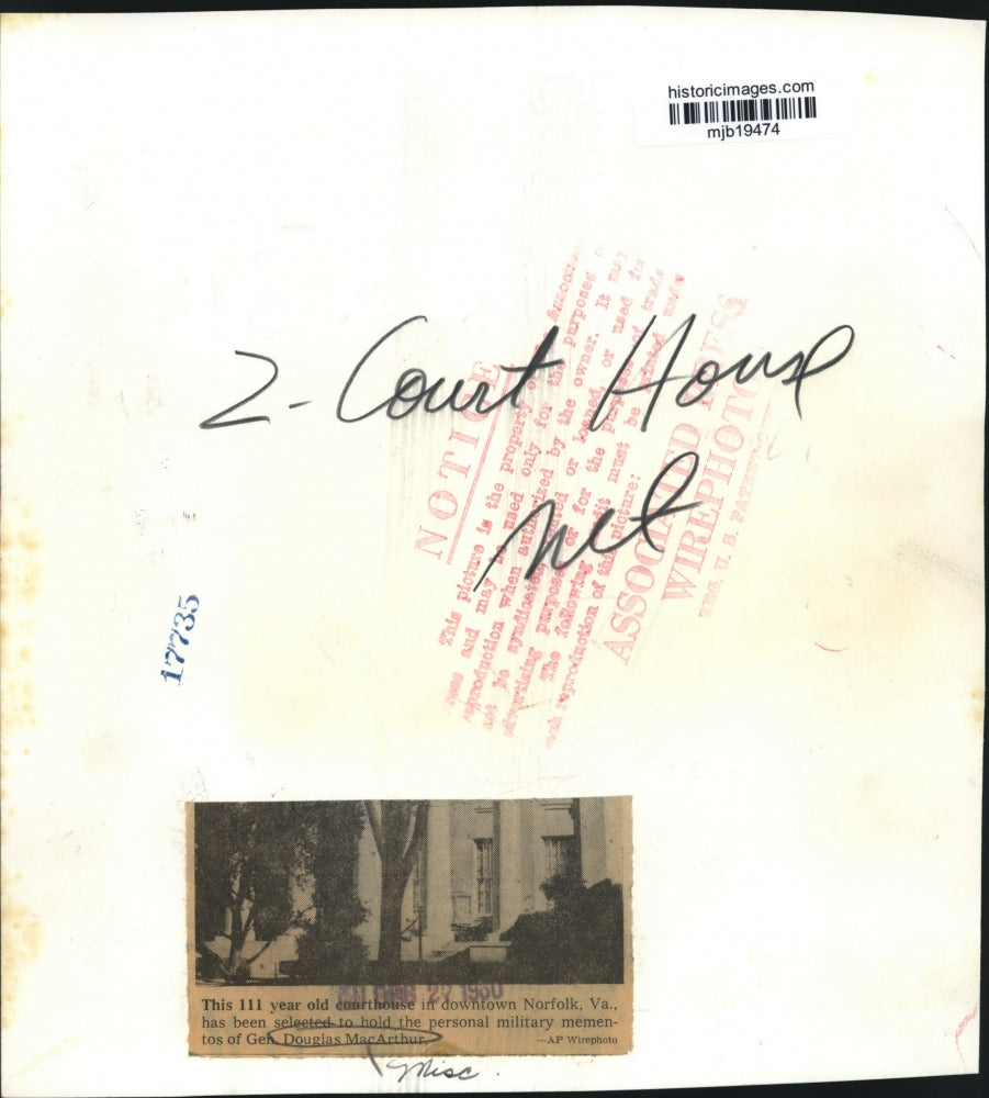 1960 Press Photo Norfolk, Virginia Courthouse holds Military Mementos of General