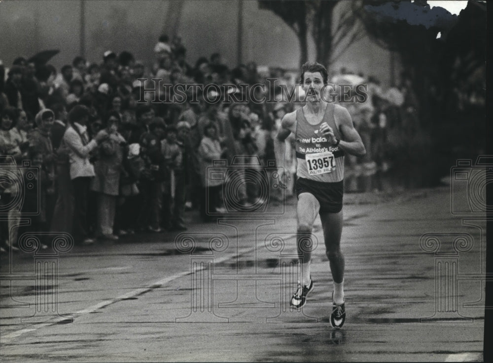 1981 Press Photo Steve Lacy Runs at the Milwaukee Journal Al McGuire Run- Historic Images