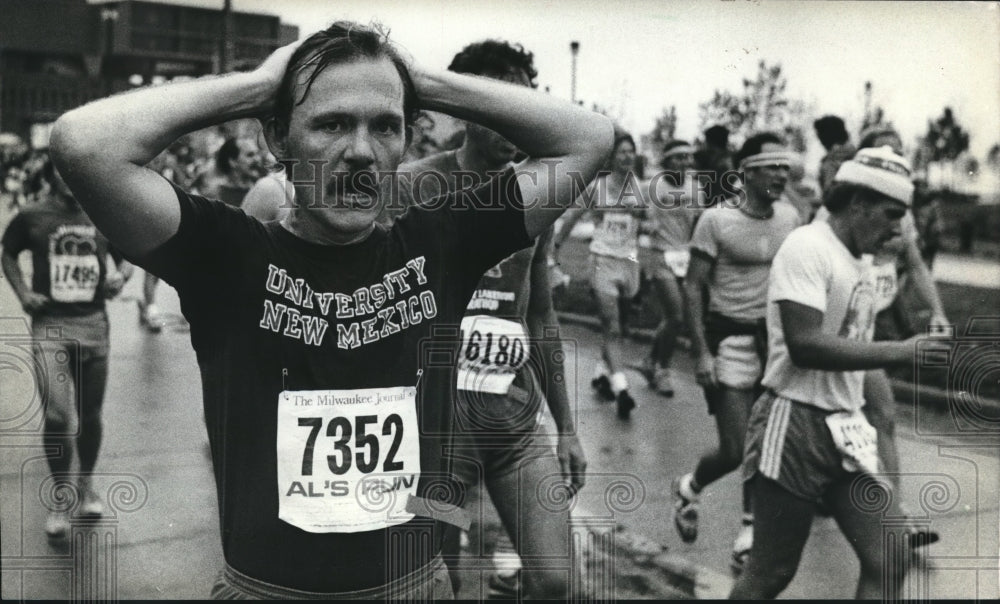 1982 Press Photo A runner pauses in the Al McGuire Race - mjb19527- Historic Images