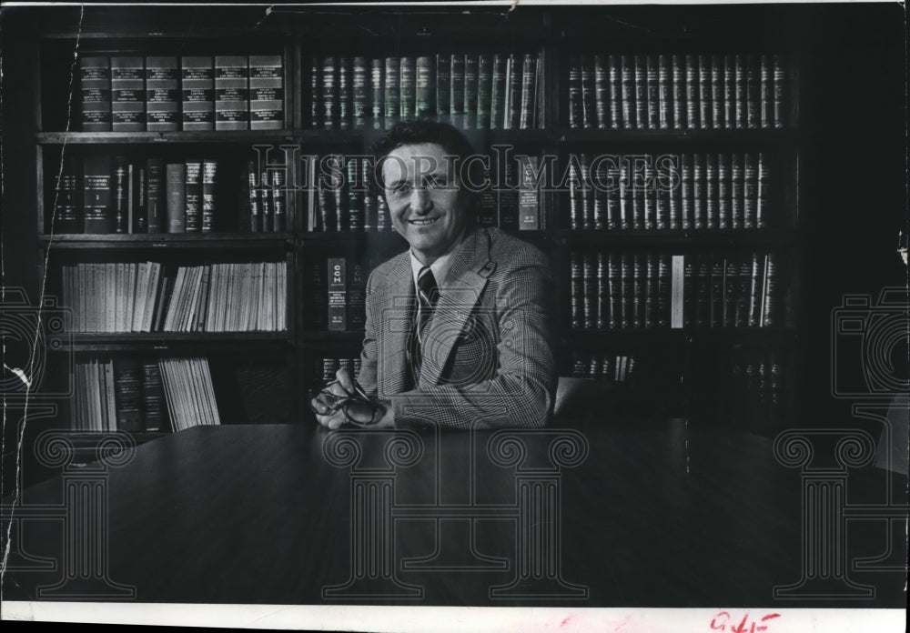 1979 Press Photo Al McGuire, Business Executive Now, Poses in Office, Milwaukee- Historic Images