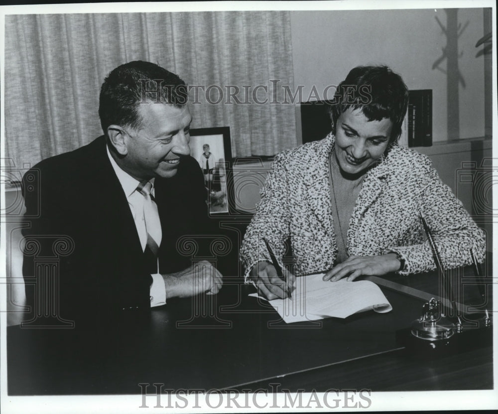 1966 Press Photo Denise McCluggage meets with Robert Reed III, VP of CITGO- Historic Images