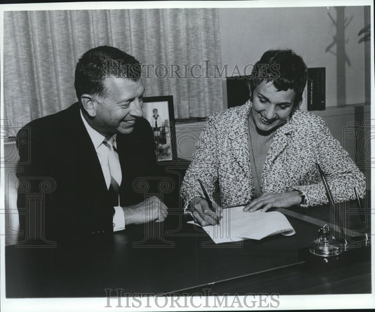 1966 Press Photo Denise McCluggage meets with Robert Reed III, VP of CITGO- Historic Images