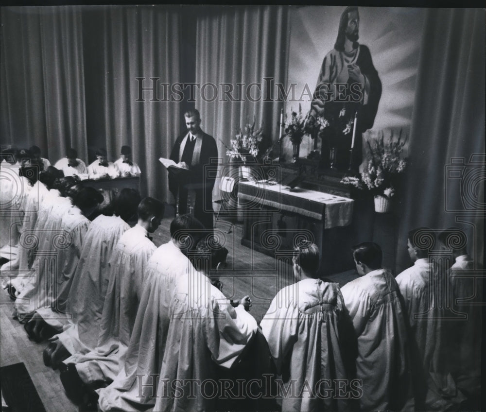 1957 Press Photo Pastor H. A. Neuberger Confirms Class Palm Sunday- Historic Images