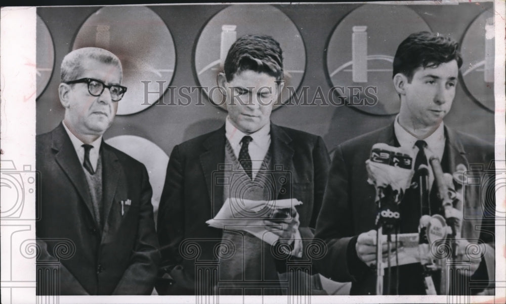 1966 Press Photo Yale Professors return to United States after trip to Hanoi.  - Historic Images