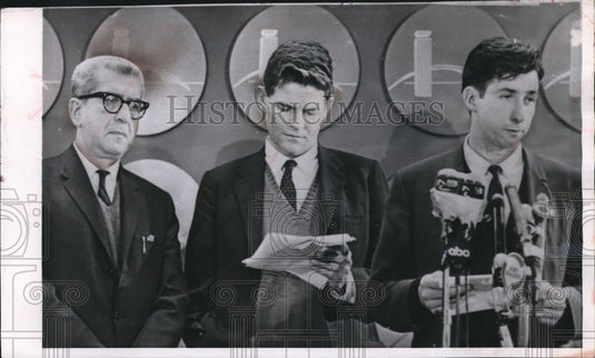 1966 Press Photo Yale Professors return to United States after trip to Hanoi.  - Historic Images