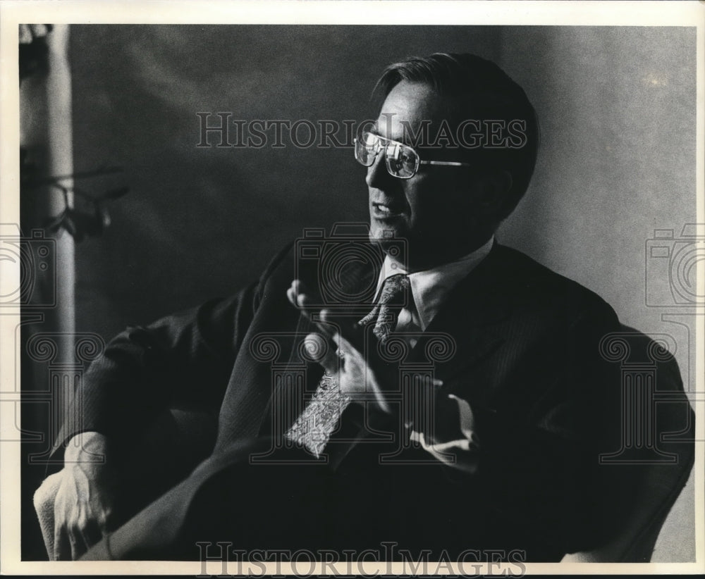 1975 Press Photo James t. Lynn, Undersecretary of Commerce. - mjb19732