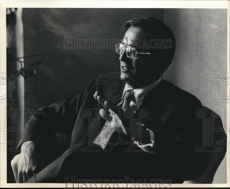 Load image into Gallery viewer, 1975 Press Photo James t. Lynn, Undersecretary of Commerce. - mjb19732
