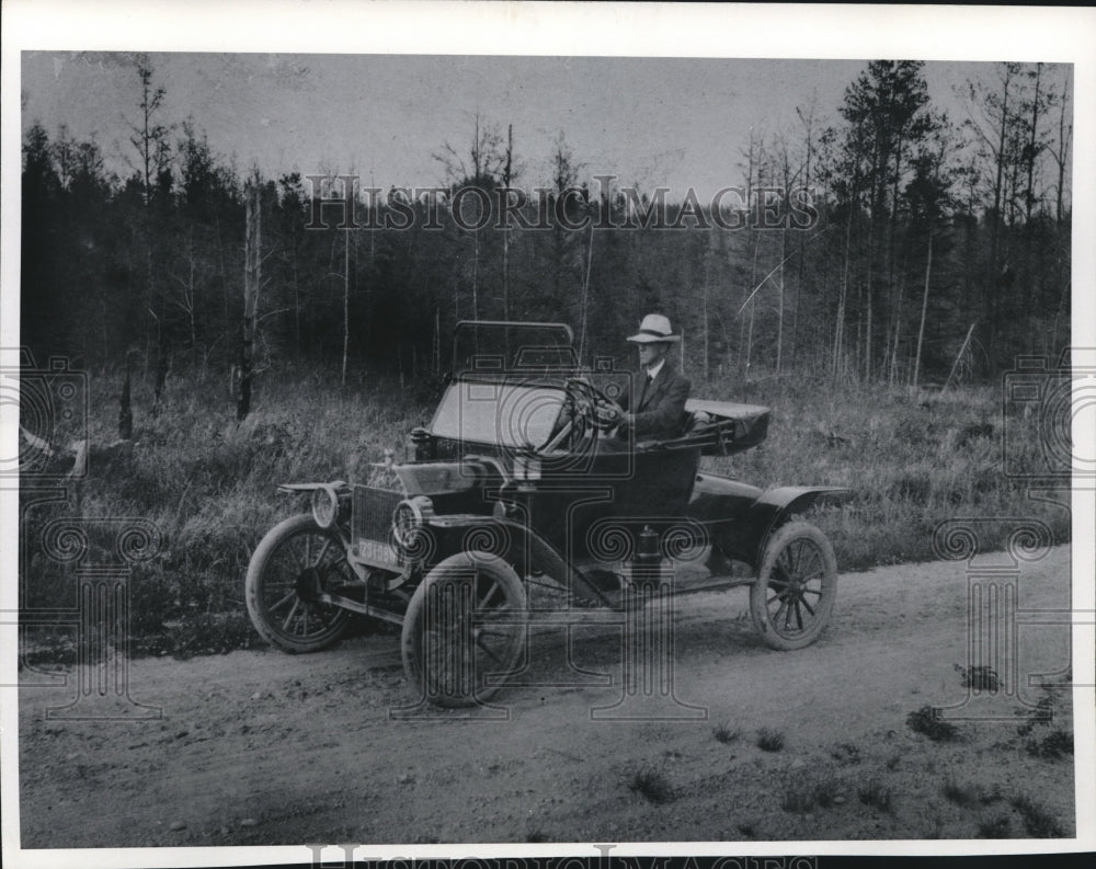 1976 Press Photo E.L. Luther Driving a Top Down Ford Model T Car on a Dirt Road