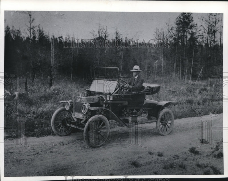 Load image into Gallery viewer, 1976 Press Photo E.L. Luther Driving a Top Down Ford Model T Car on a Dirt Road
