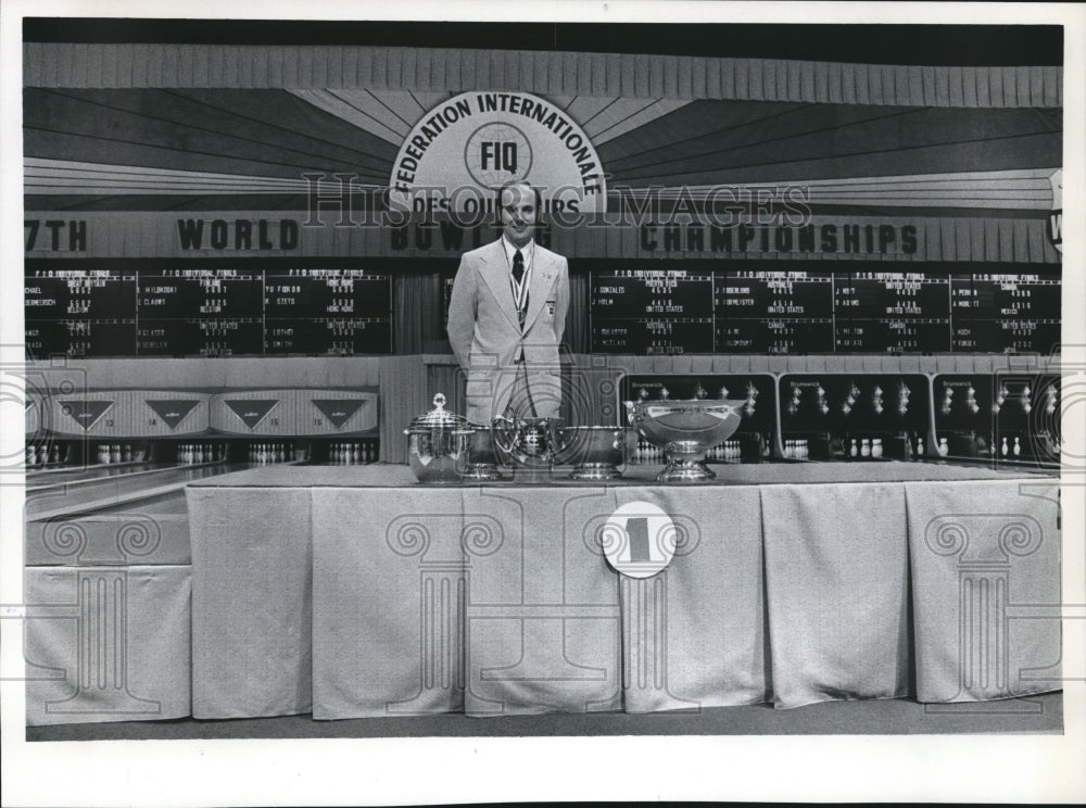 1971 Press Photo Bowling Champion Eddie Luther with Trophies at Bowling Lanes- Historic Images