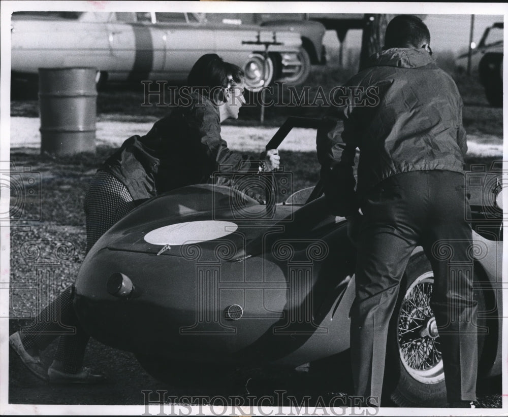 Press Photo Woman and Man Push a Car for Pit Servicing at Lynndale Farms Track- Historic Images