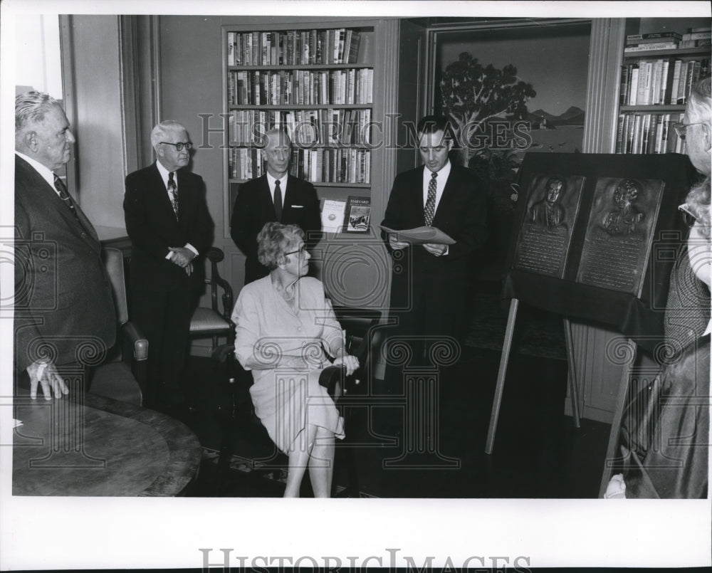 1971 Press Photo Niece of Lucius W. Nieman, Faye McBeath at Ceremony with Plaque