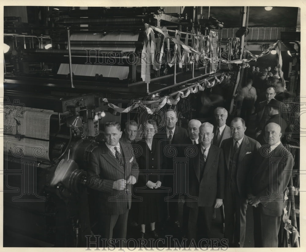 1939 Press Photo Niece of Lucius W. Nieman, Faye McBeath with Men at Ceremony- Historic Images