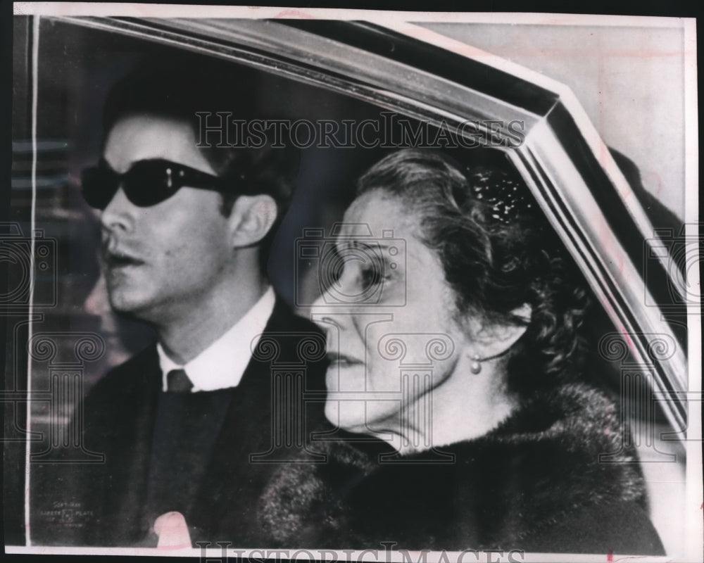 1964 Press Photo Mrs. Douglas MacArthur with son Arthur in Funeral Motorcade- Historic Images