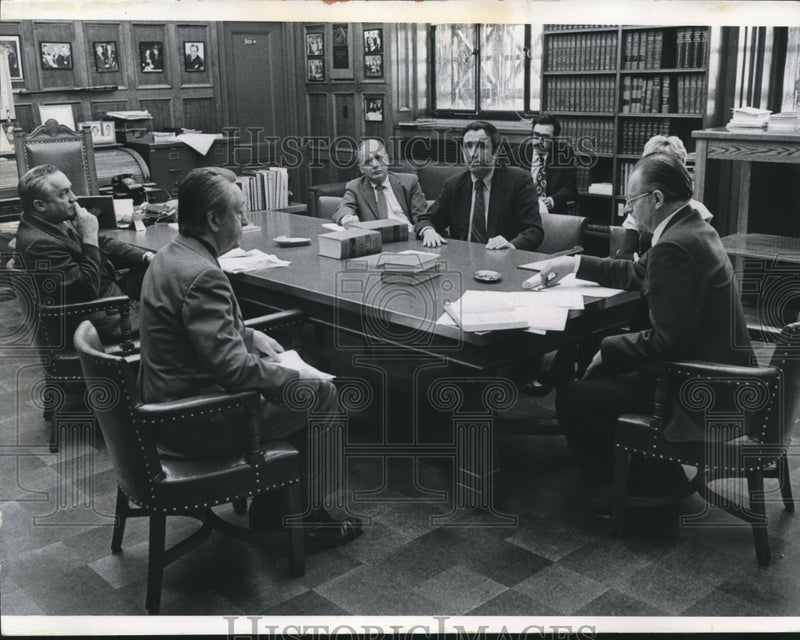 Load image into Gallery viewer, 1974 Press Photo County Judge John E. McCormick listens to Attorneys in Office
