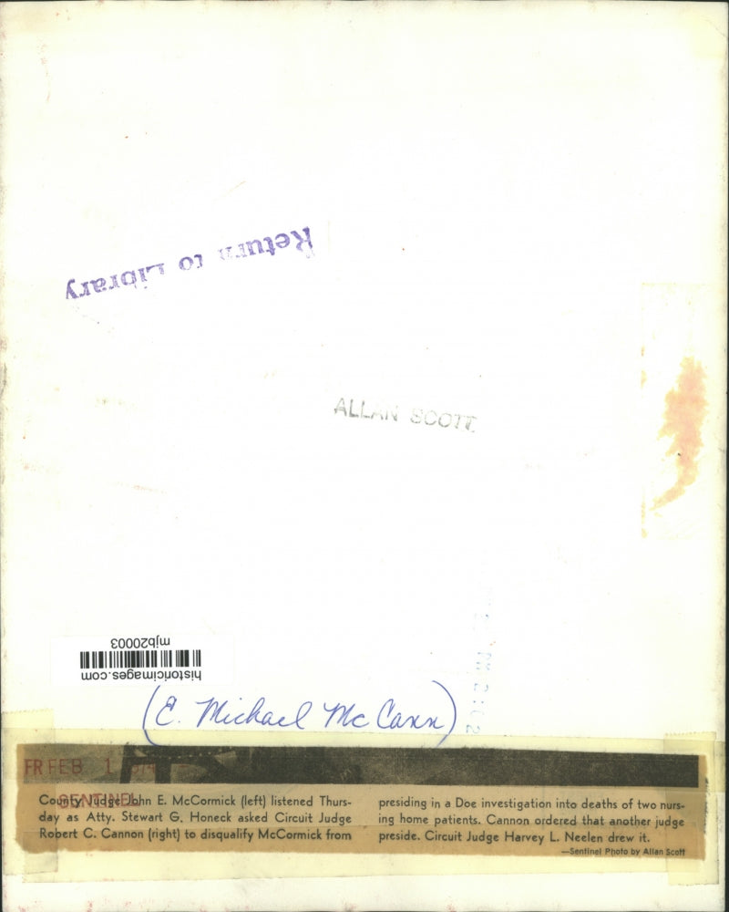 1974 Press Photo County Judge John E. McCormick listens to Attorneys in Office