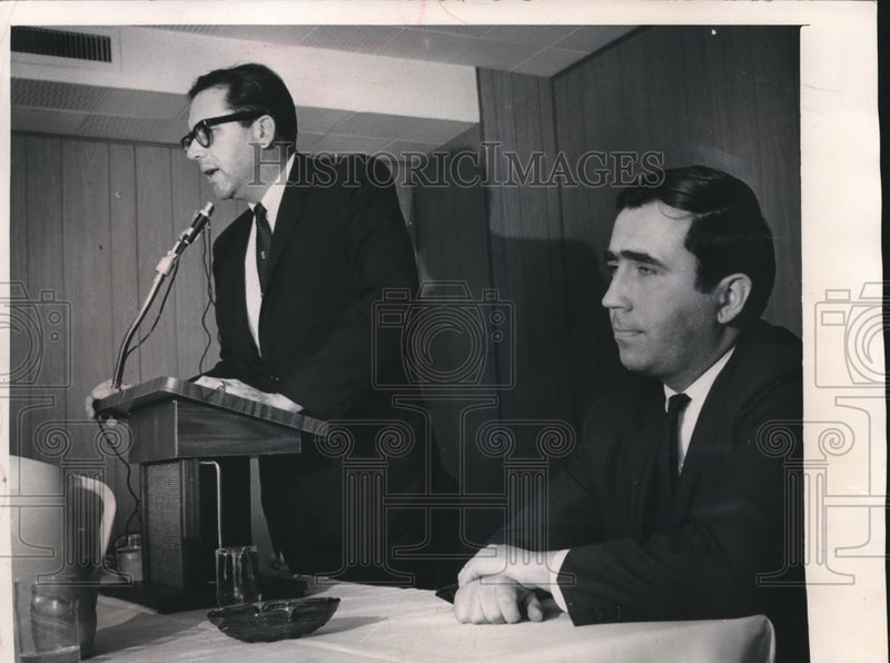Load image into Gallery viewer, 1968 Press Photo E. Michael McCann and John F Foley at Forum in Ambassador Hotel
