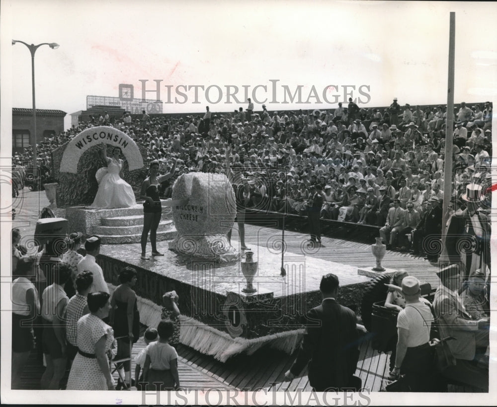 1955 Press Photo Mary Ellen McCabe waves in the Lions International convention.- Historic Images