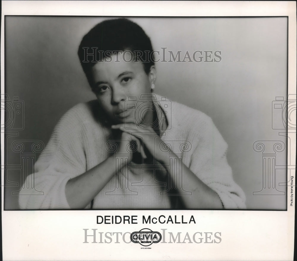 1987 Press Photo Deidre McCalla, a singer, poses for Olivia Records. - mjb20095- Historic Images