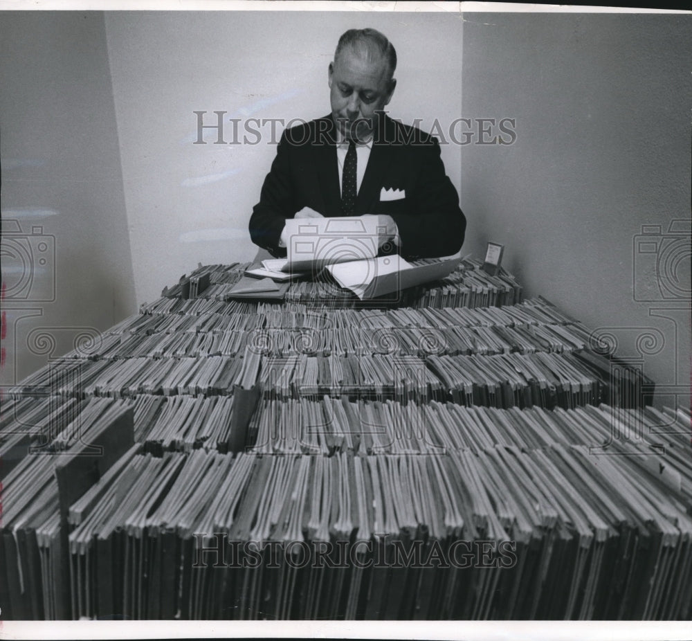 1961 Press Photo Clerk of Circuit Court Francis X. McCormack with Financial File- Historic Images