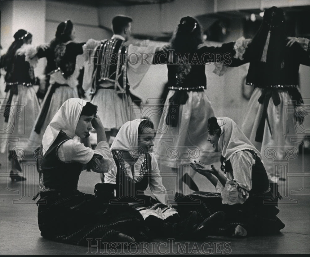 1992 Press Photo Serbian Dancers from Milwaukee, Wisconsin at Holiday Folk Fair- Historic Images