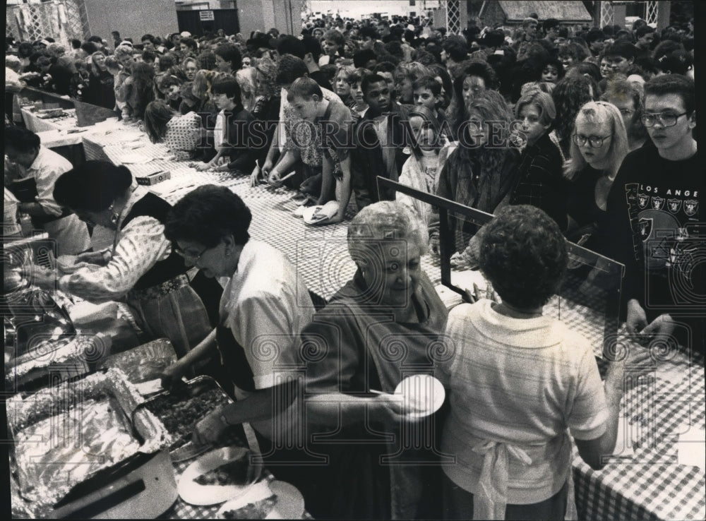 1991 Press Photo Students line up for Pizza at Holiday Folk Fair at MECCA- Historic Images