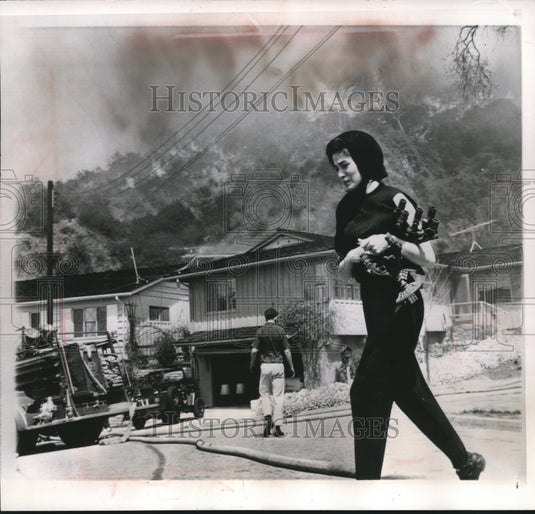 1964 Press Photo Madalya Browning Flees Glendale, California Brush Fire- Historic Images