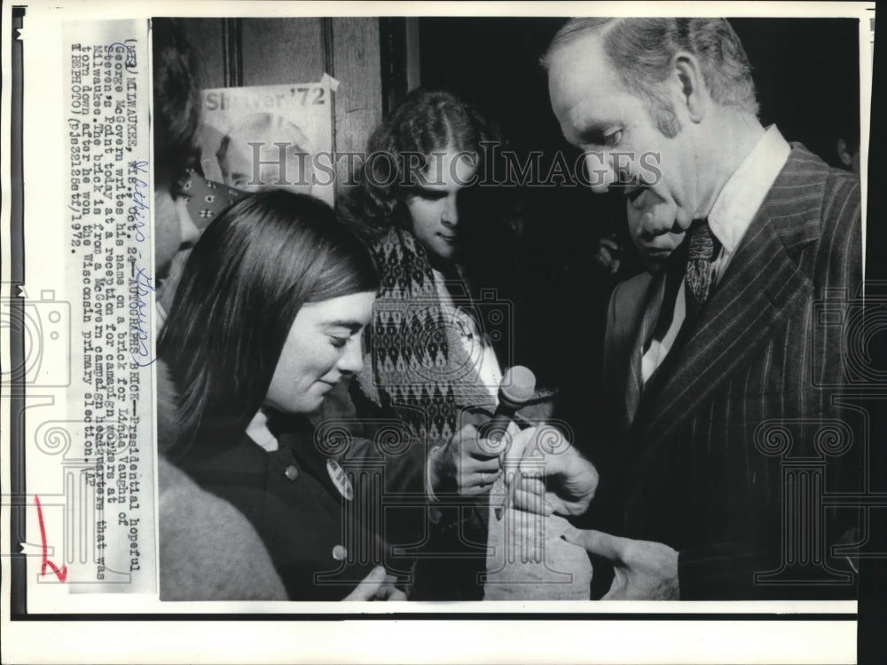 1972 Press Photo Senator George McGovern writes name on Brick for Linda Vaughn- Historic Images