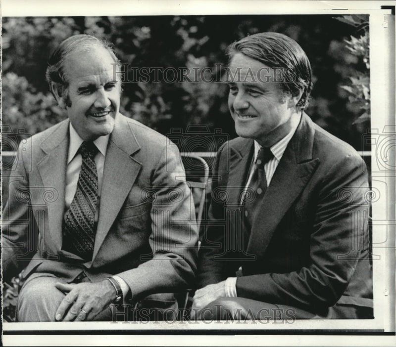 Load image into Gallery viewer, 1972 Press Photo George McGovern with R. Sargent Shriver at Home in Washington
