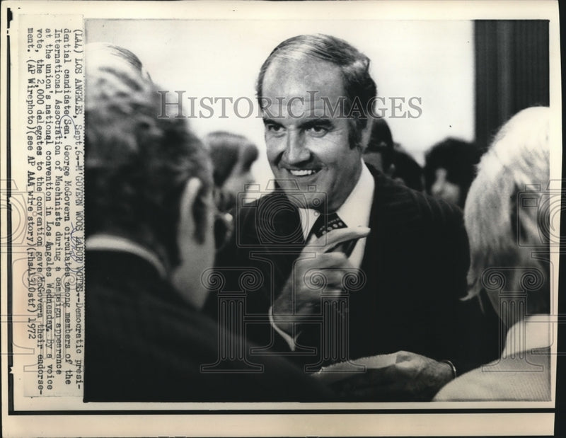 Load image into Gallery viewer, 1972 Press Photo Senator McGovern meets union members, Los Angeles, California
