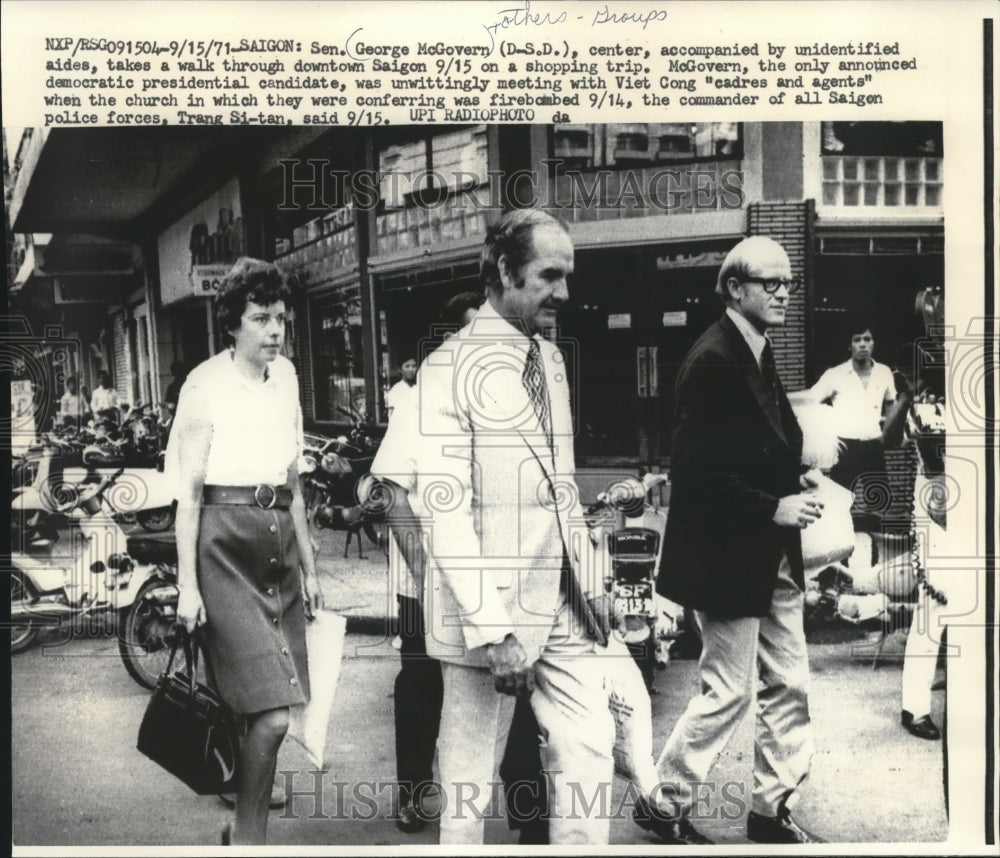 1971 Press Photo Senator George McGovern and Aides on Shopping Trip in Saigon- Historic Images