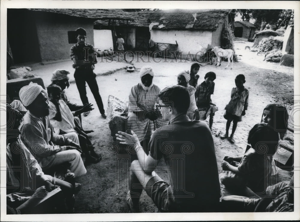 1968 Press Photo George Beebe explains to Indian Villagers about Peace Corps- Historic Images