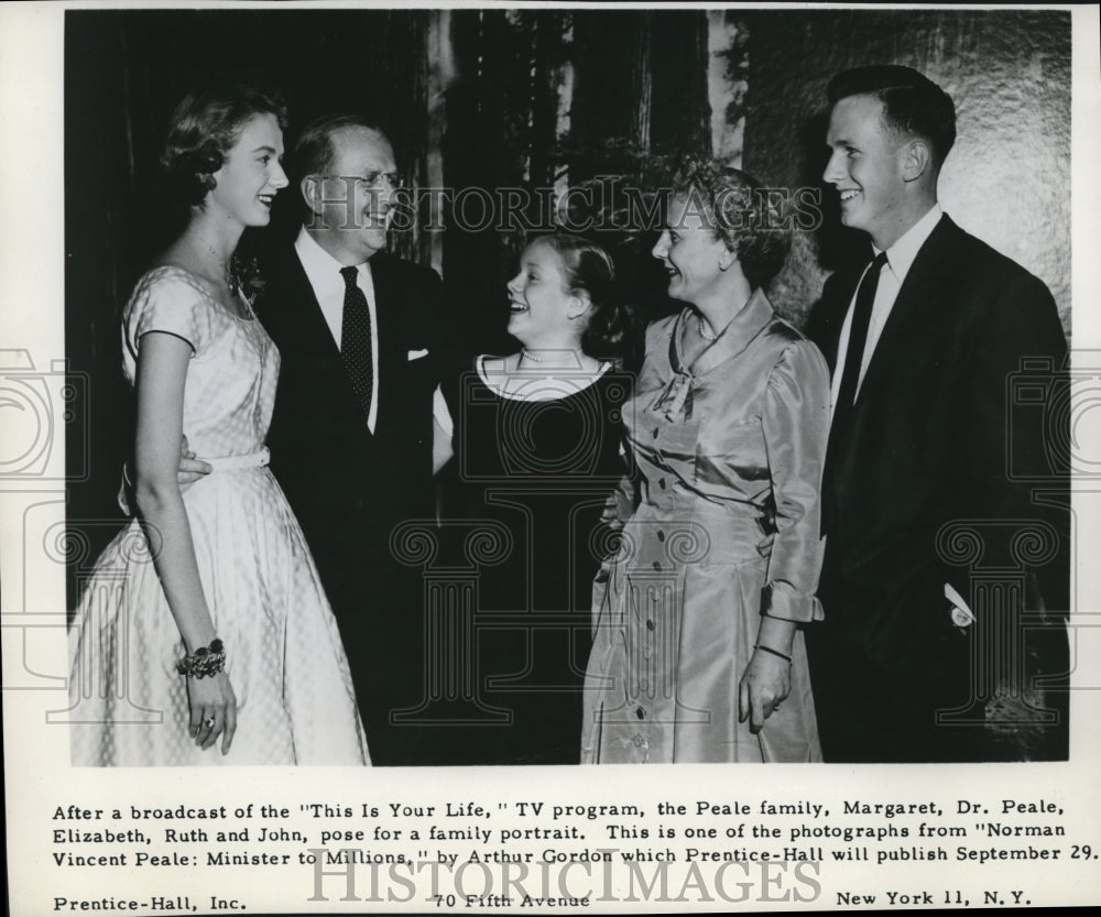 1958 Press Photo Doctor Normal Vincent Peale with Family in Portrait for Show- Historic Images