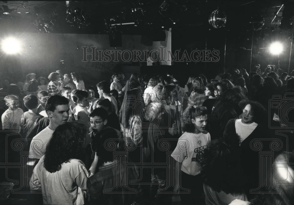 1990 Press Photo Woody&#39;s Dance Floor Filled With Teens, Fond Du Lac, Wisconsin