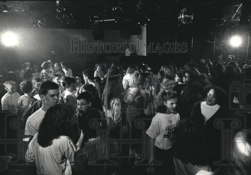 Load image into Gallery viewer, 1990 Press Photo Woody's Dance Floor Filled With Teens, Fond Du Lac, Wisconsin

