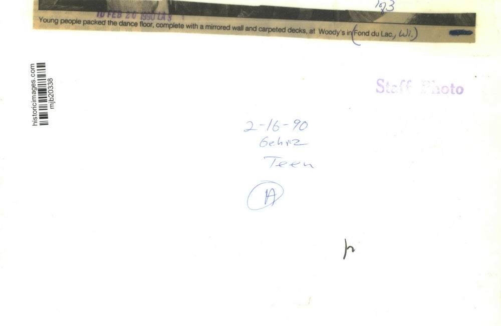 1990 Press Photo Woody's Dance Floor Filled With Teens, Fond Du Lac, Wisconsin